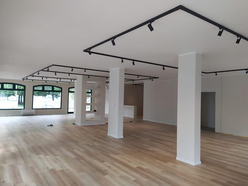 Due immagini di come appare oggi l'interno dell'edificio, a ristrutturazione quasi completata, ma senza mobilio