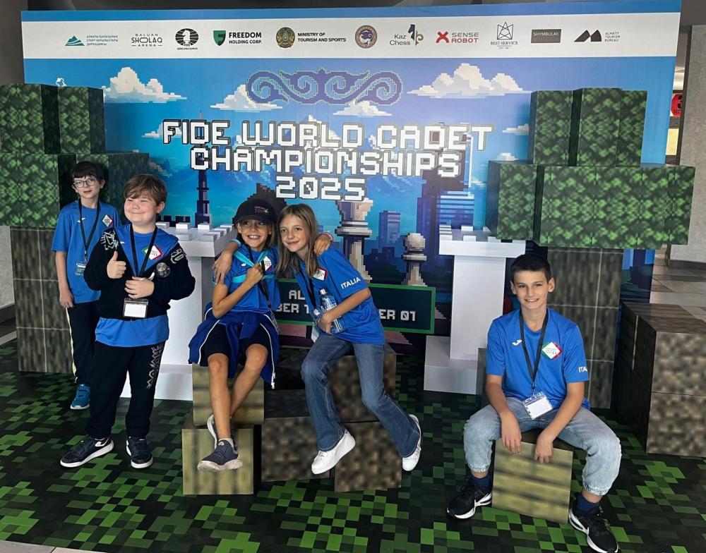 La foto di gruppo con Ivana Fantini, procuratore della Banca 360 che ha finanziato l'operazione, Paolo e Roberto Del Ben, i vecchi proprietari dell'edificio, il notaio Andrea Maistrello e il consigliere federale Andrea Bisaro