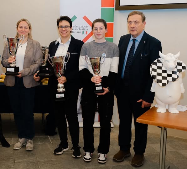 Il podio femminile: Olga Zimina, Marina Brunello, Silvia Bordin con Lorenzo Antonelli