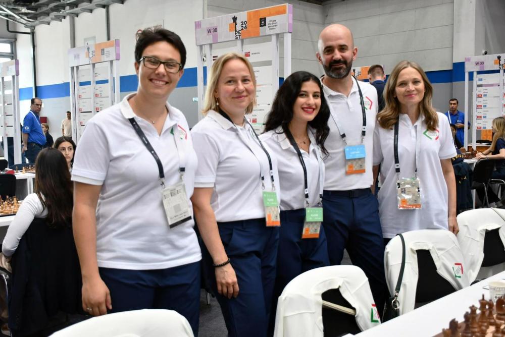 La Nazionale Femminile con il C.T .Roberto Mogranzini